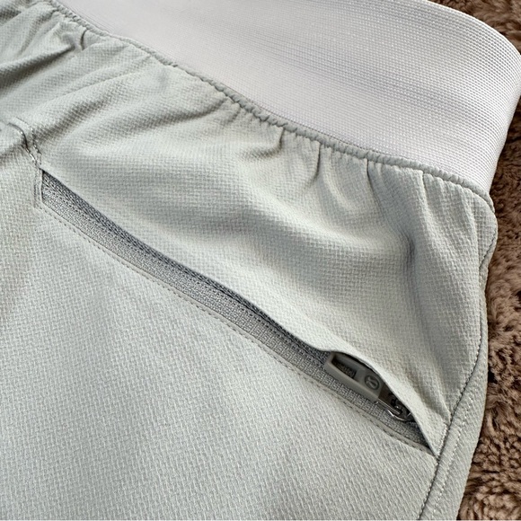 Lululemon License to Train shorts Size Large 7inch - Picture 9 of 9